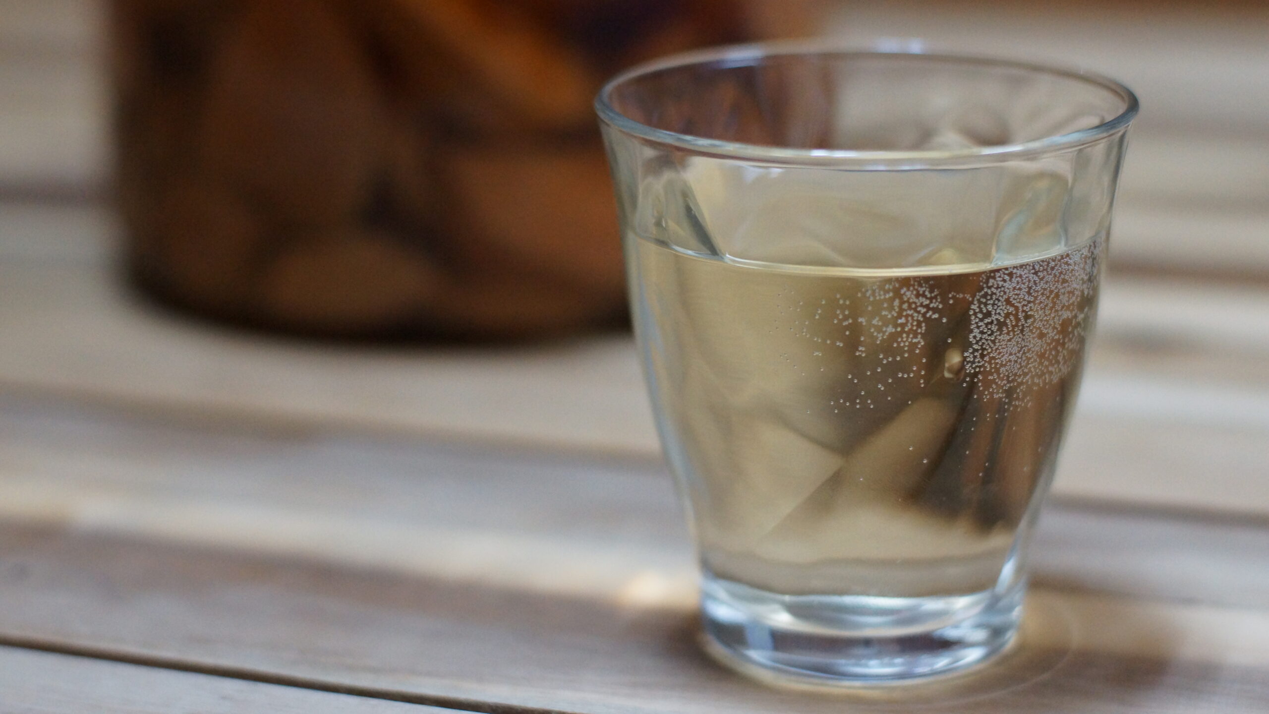 かりん酒をグラスに入れた写真