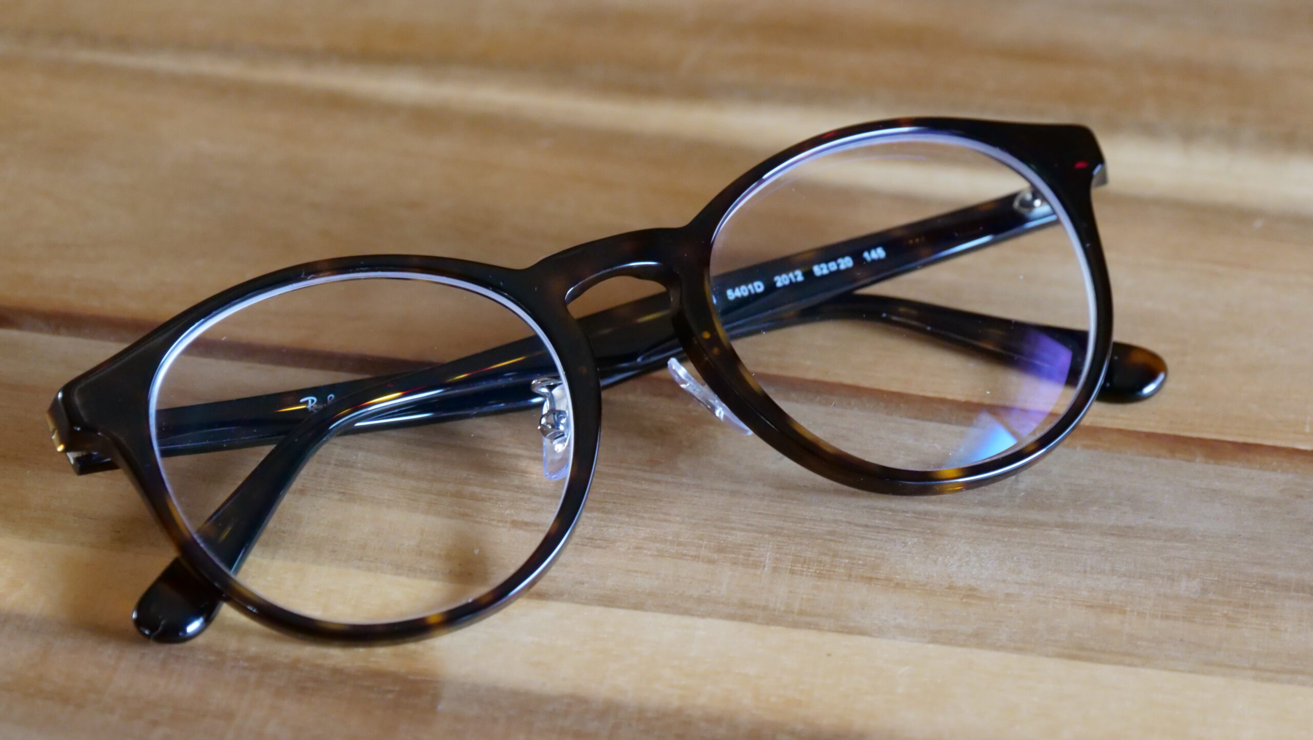 ボストン型メガネを机の上で撮った写真