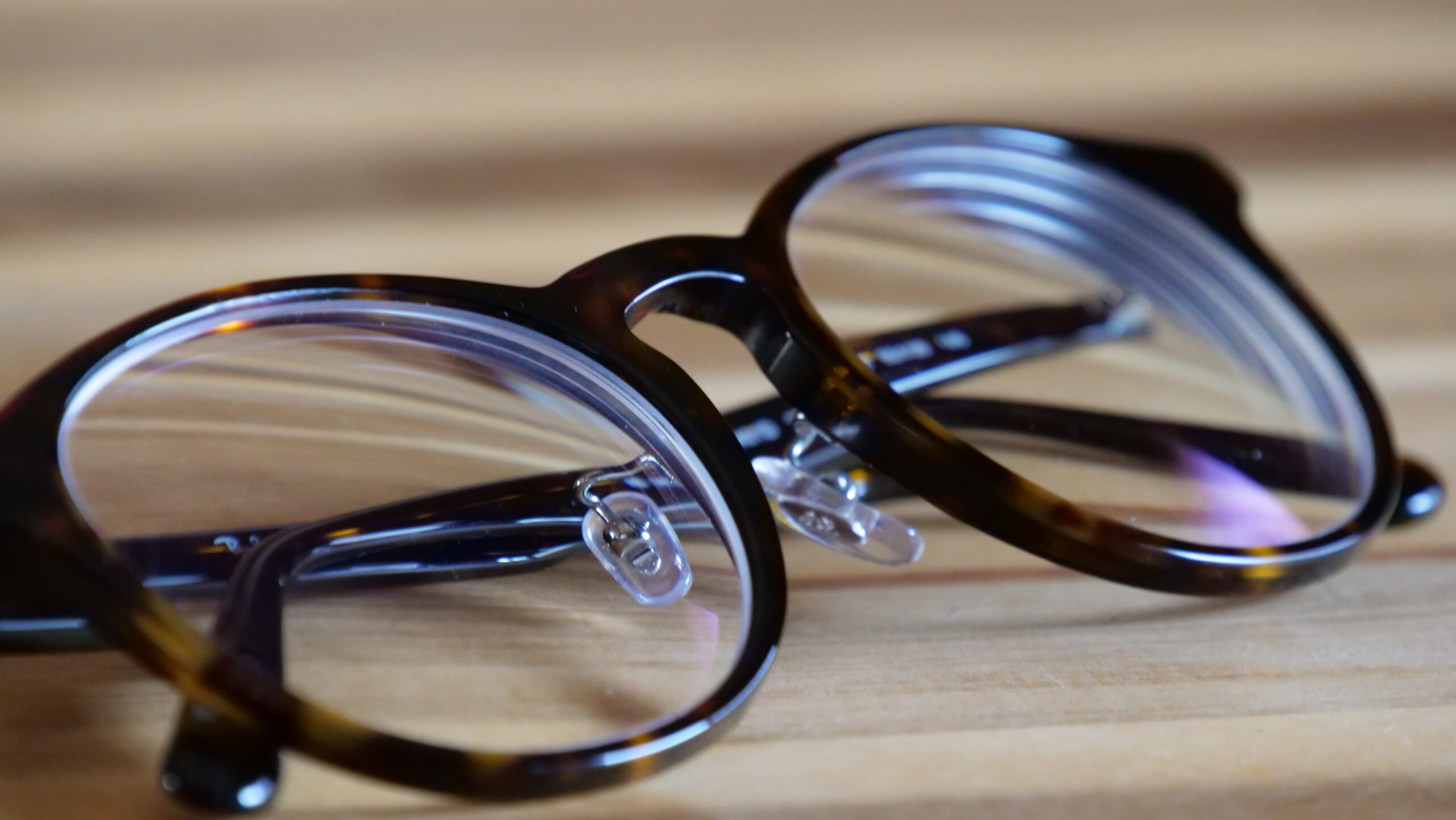 デミ柄のボストン型メガネを机の上で撮り寄った写真