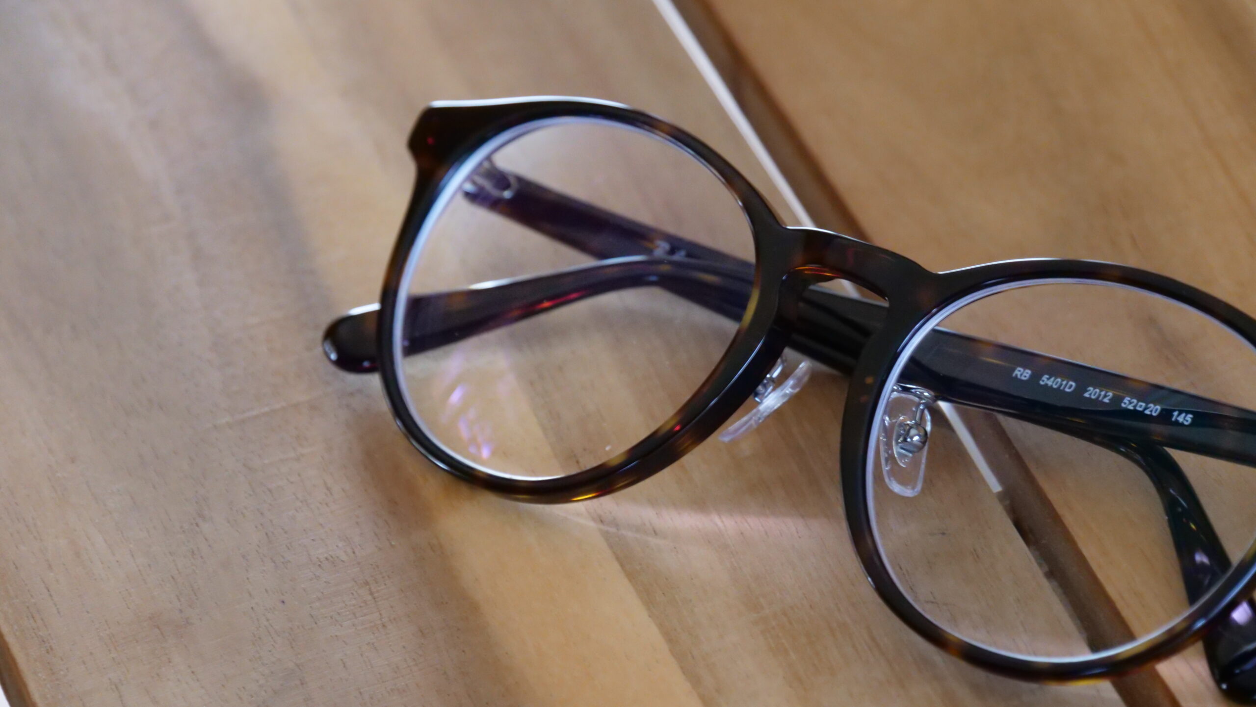 おしゃれなデミ柄のボストン型眼鏡をアップで撮った写真