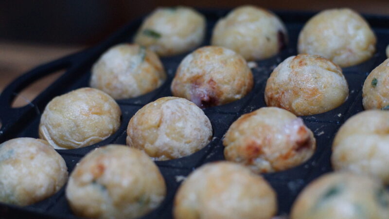 タコ焼き機でたこ焼きが丸まっている写真