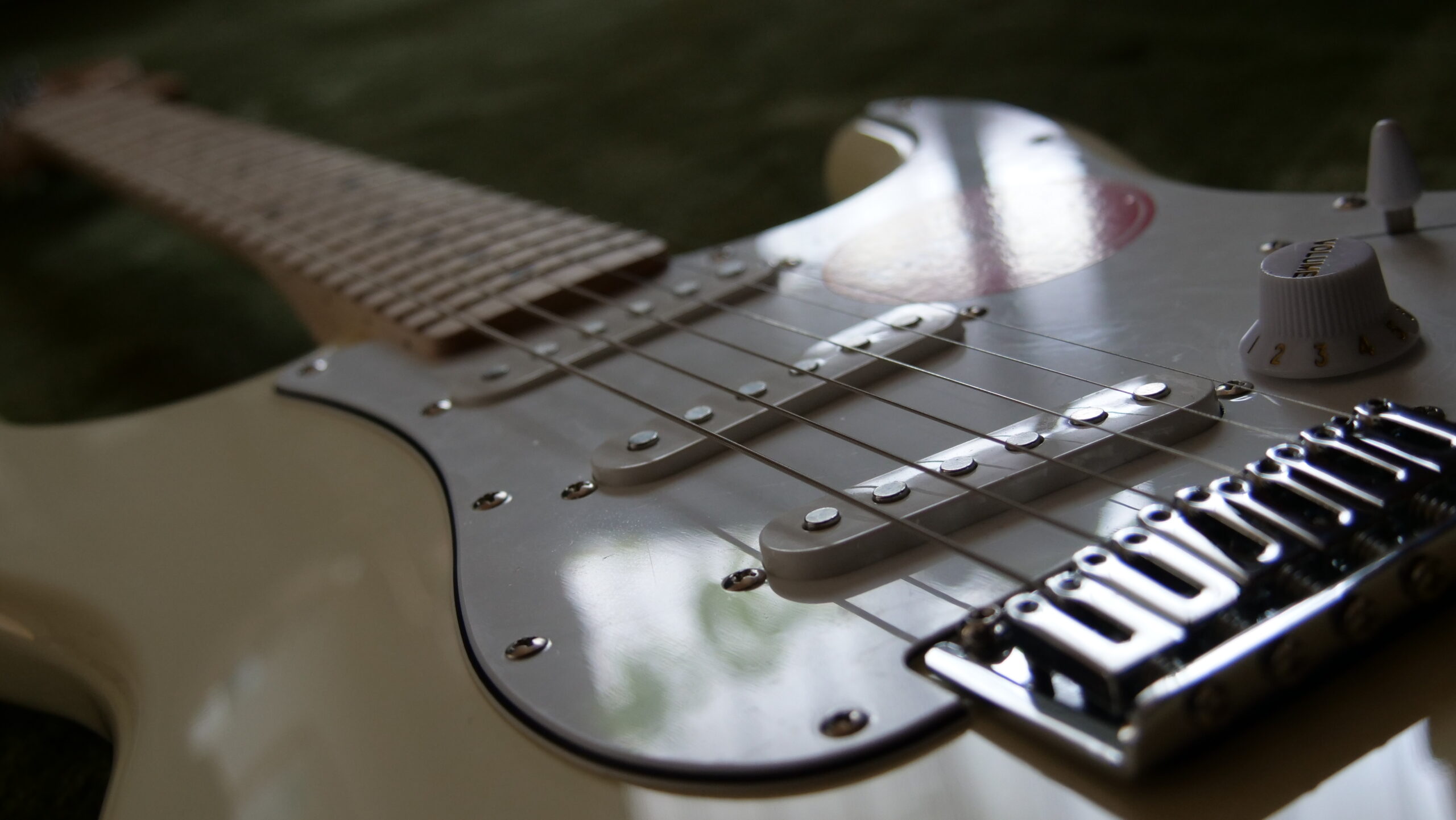 アイボリー色のエレキギター(ストラトキャスター)のボディの写真