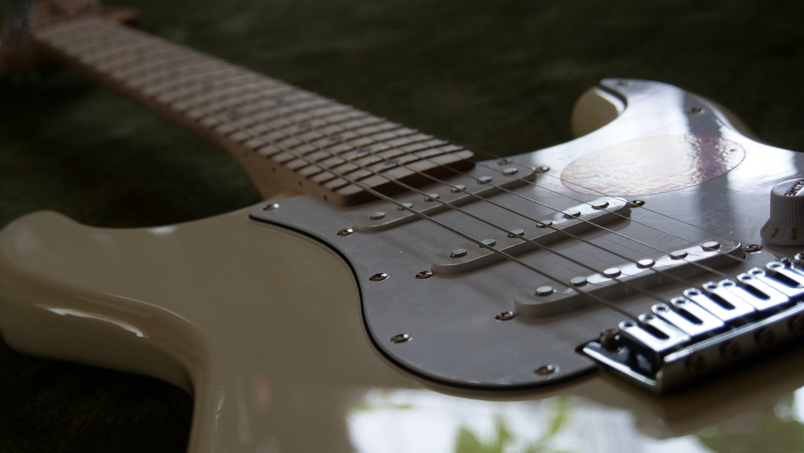 オリンピックホワイト色のエレキギター(ストラトキャスター)のボディの写真