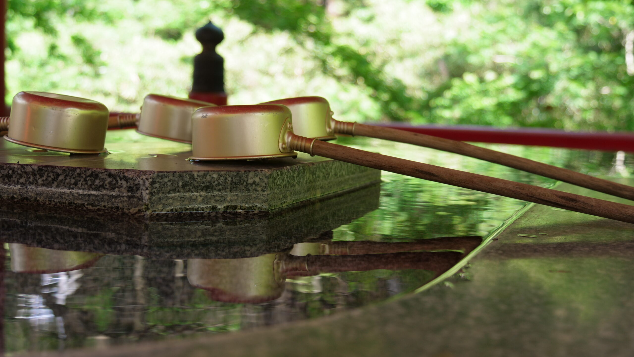 神社の手洗い場での柄杓の写真