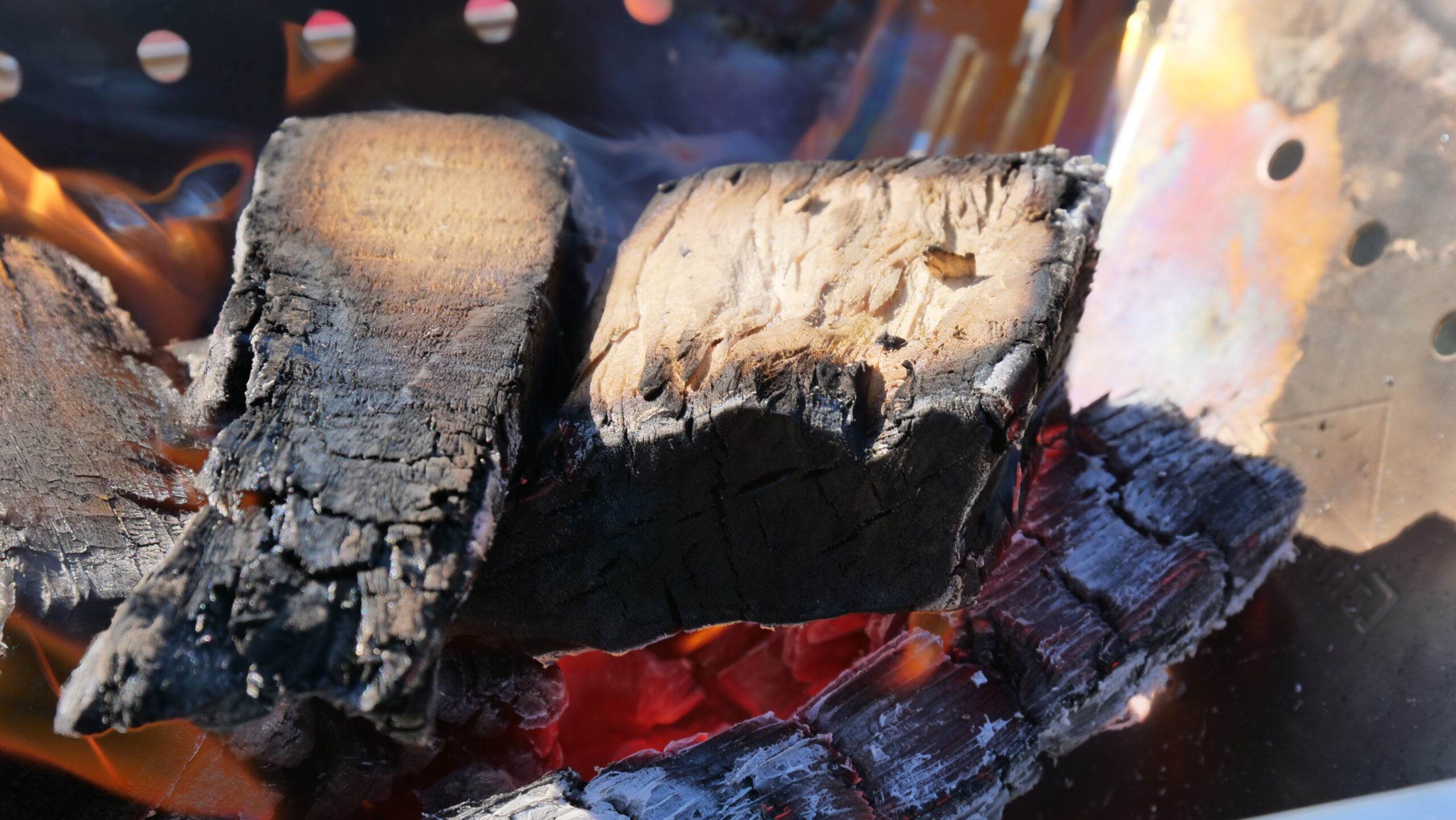 木材を燃やす焚火をしていて炎が出て木材が焦げている写真3