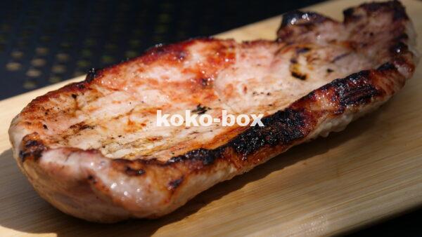 豚ロースをミディアムで焼き、まな板の上で撮った写真