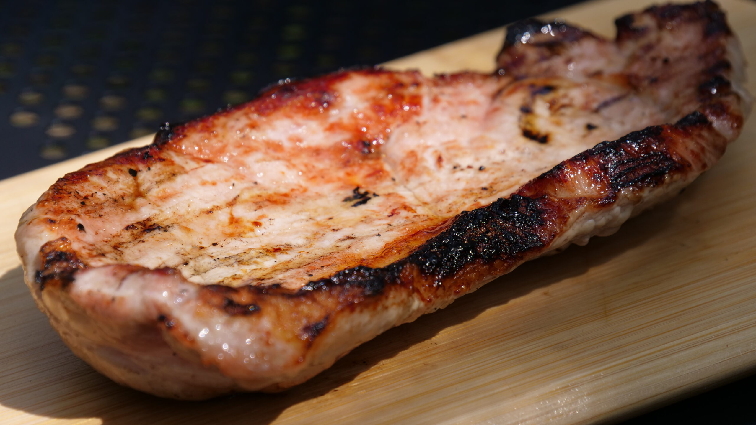 豚ロースをミディアムで焼き、まな板の上で撮った写真