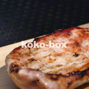 豚ロースをミディアムで焼き、まな板の上で撮った縦の写真