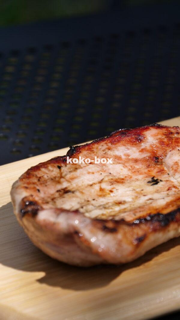 豚ロースをミディアムで焼き、まな板の上で撮った縦の写真