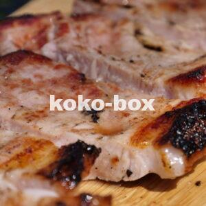 豚ロースをミディアムで焼き、まな板で断面が見える様に切った縦の写真