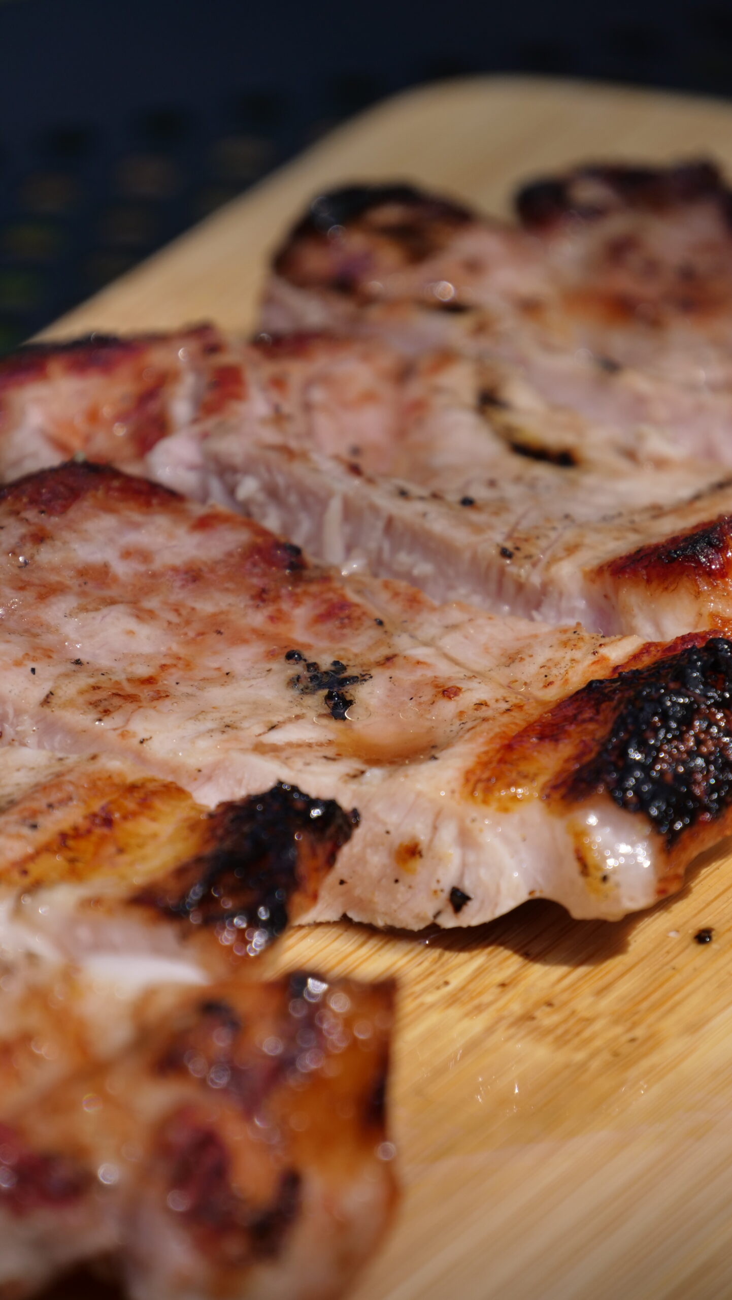 豚ロースをミディアムで焼き、まな板で断面が見える様に切った縦の写真