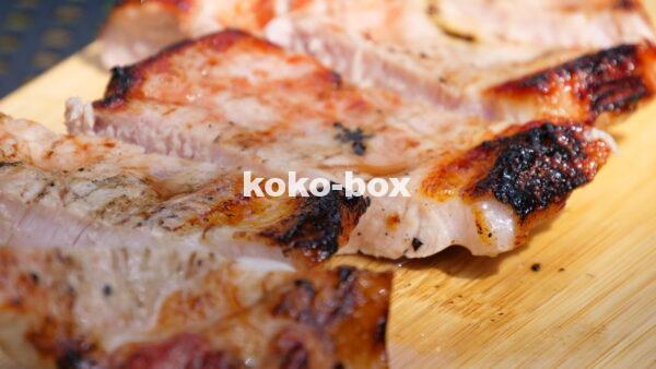 豚ロースをミディアムで焼き、まな板で断面が見える様に切った写真