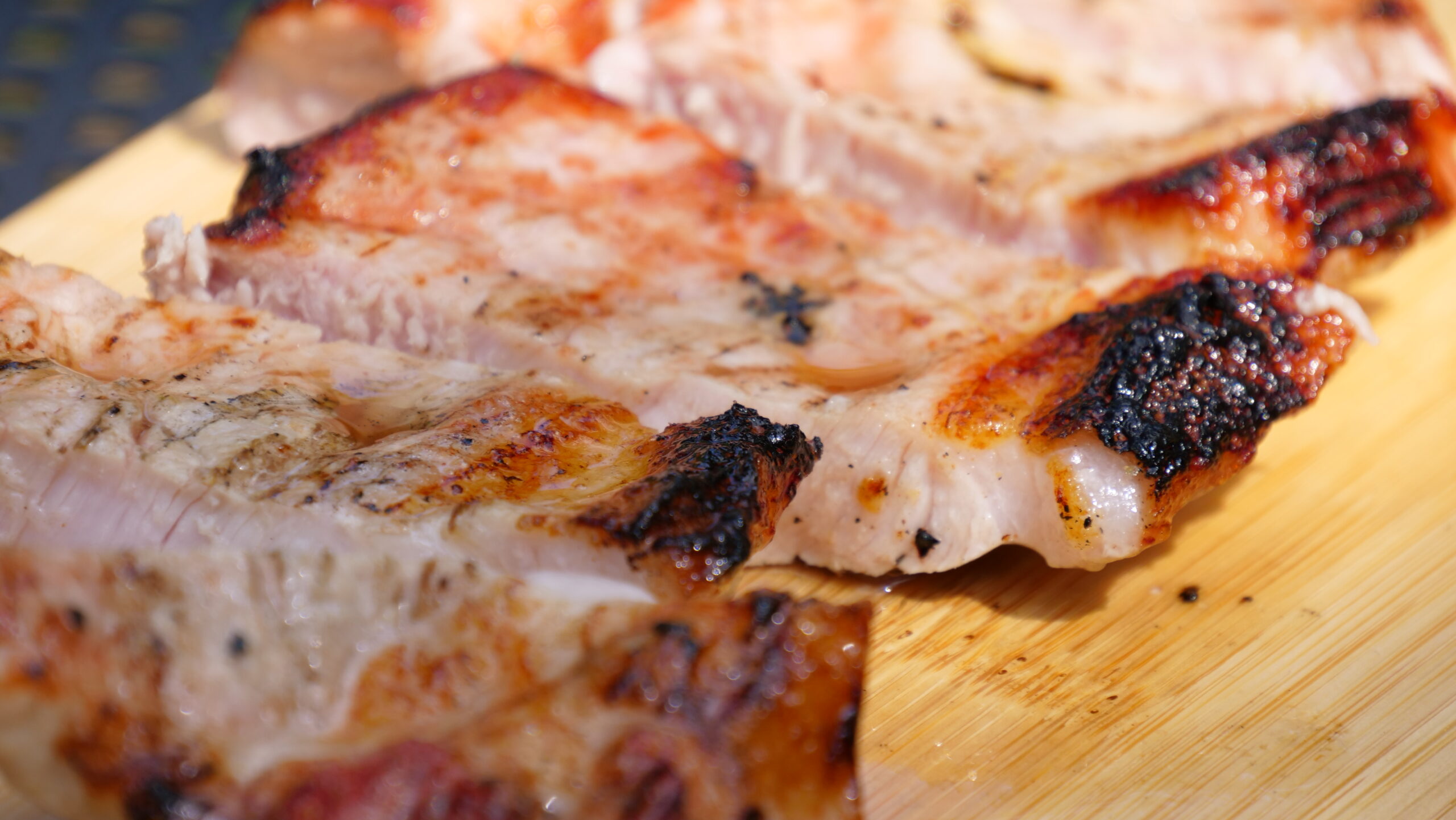 豚ロースをミディアムで焼き、まな板で断面が見える様に切った写真