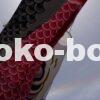 逆光で青空の下、赤と黒のこいのぼりが風になびくアップの動画《12秒》