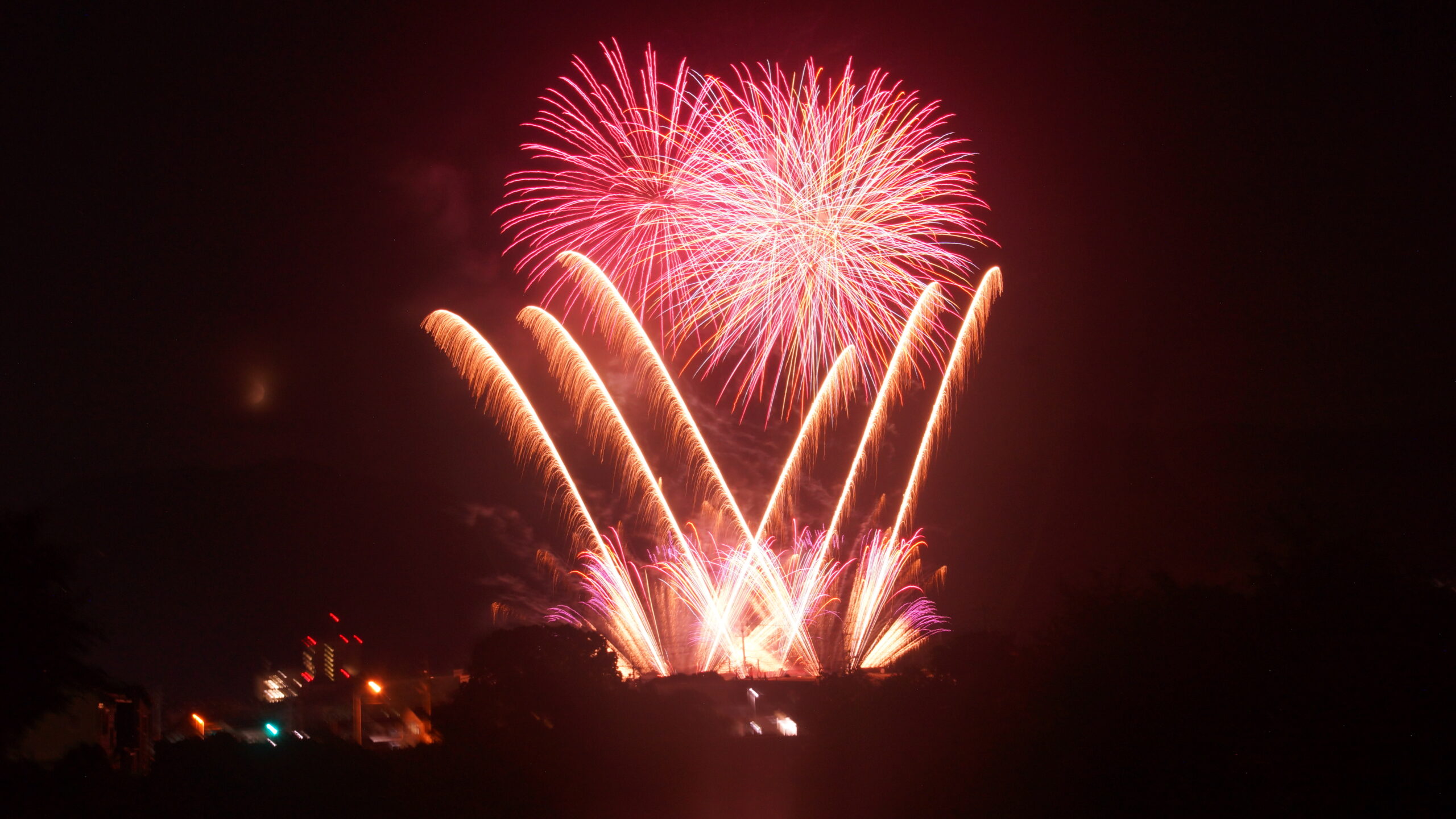 同時に打ちあがった綺麗な様々な色の花火の写真