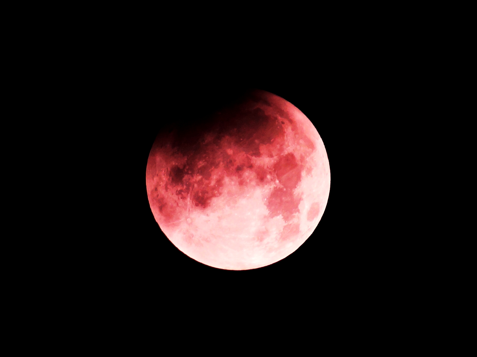 皆既月食が始まった時の赤い月の写真(2025年時)