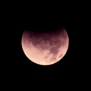 皆既月食が進んだ時の赤い月の写真(2025年時)