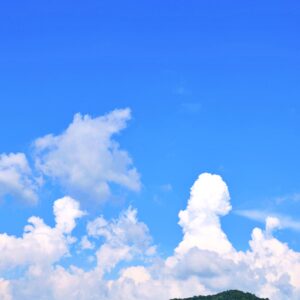 夏の日の青い空と入道雲の縦写真
