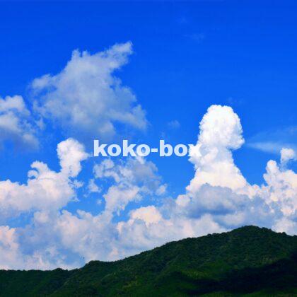 夏の日の青い空と入道雲の写真