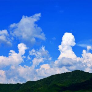 夏の日の青い空と入道雲の写真