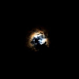 皆既月食が始まり、雲の隙間から月の光が幻想的な写真(2025年時)