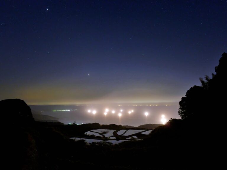 幻想的な漁火と星空の棚田 横位置 写真素材