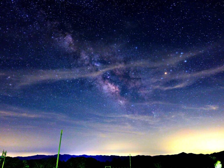 山並みと天の川が織りなす星景 横位置写真素材