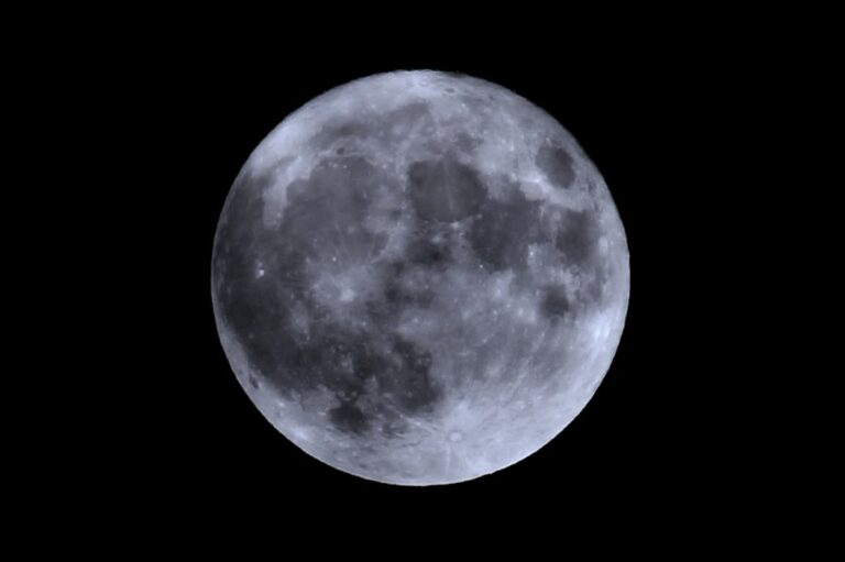 神秘的に輝く満月 横位置 写真素材