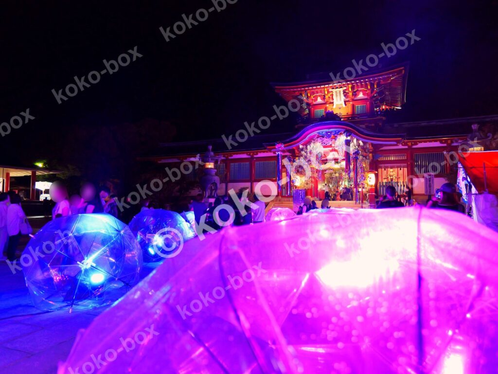 LEDバブルアートが並ぶ幻想的な夜の神社境内の横位置写真