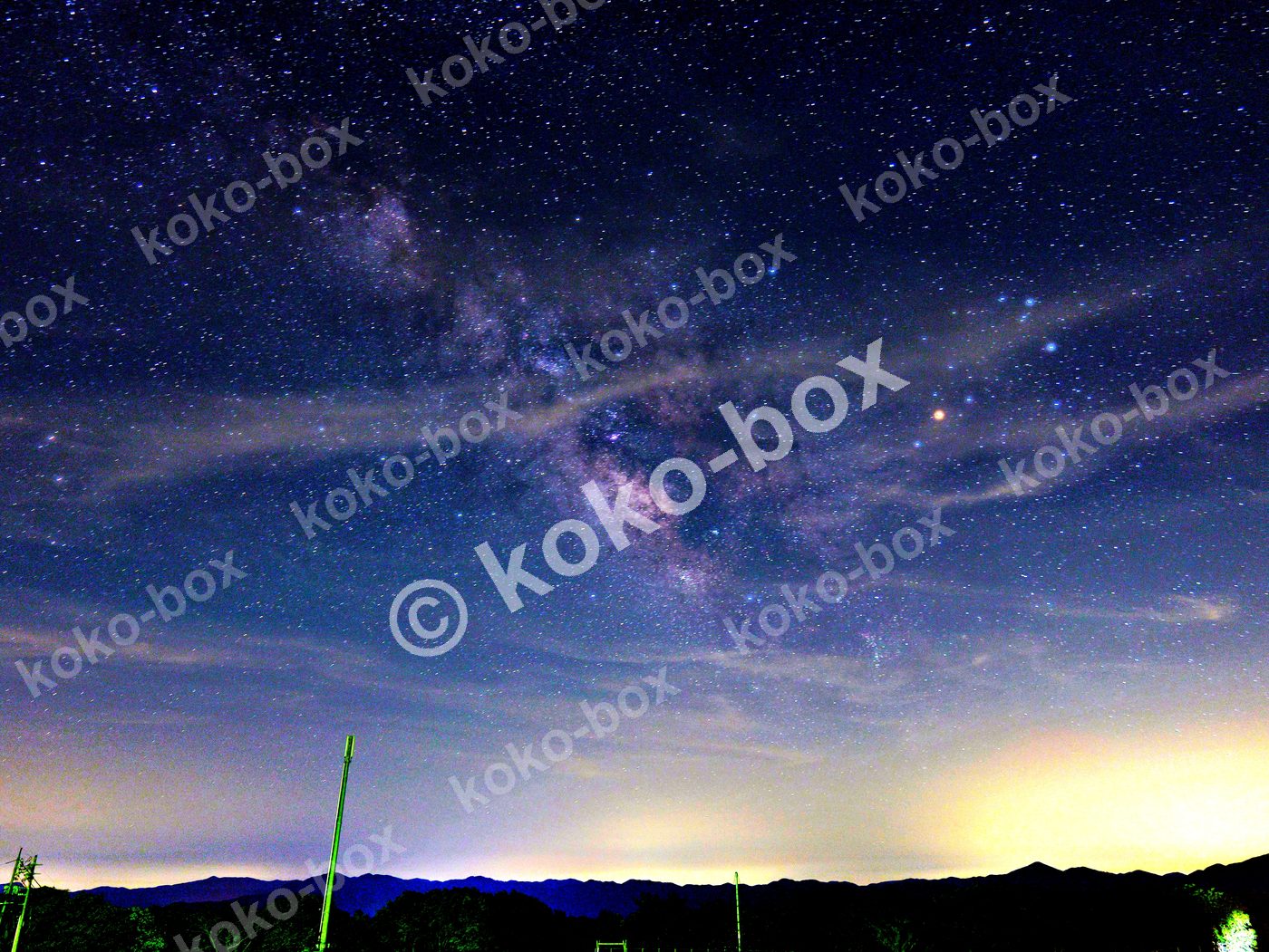 山並みと天の川が織りなす星景 横位置写真素材