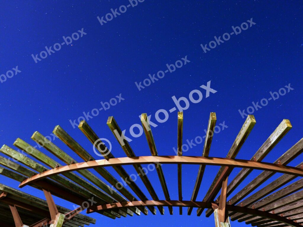 満天の星空と木製パーゴラ 横位置 写真素材