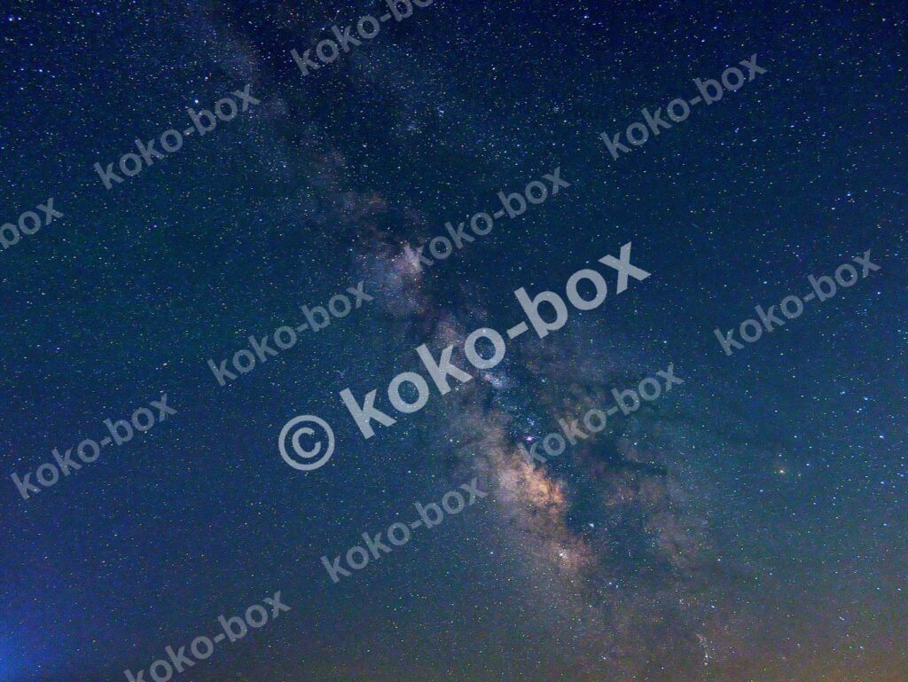 幻想的な天の川と満天の星々 横位置 写真素材