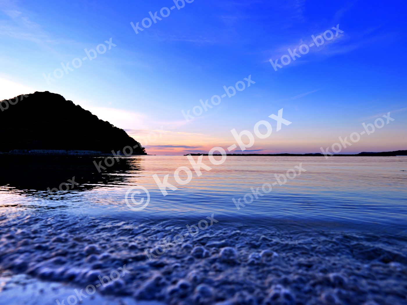 夕暮れの穏やかな海岸線 横位置 写真素材