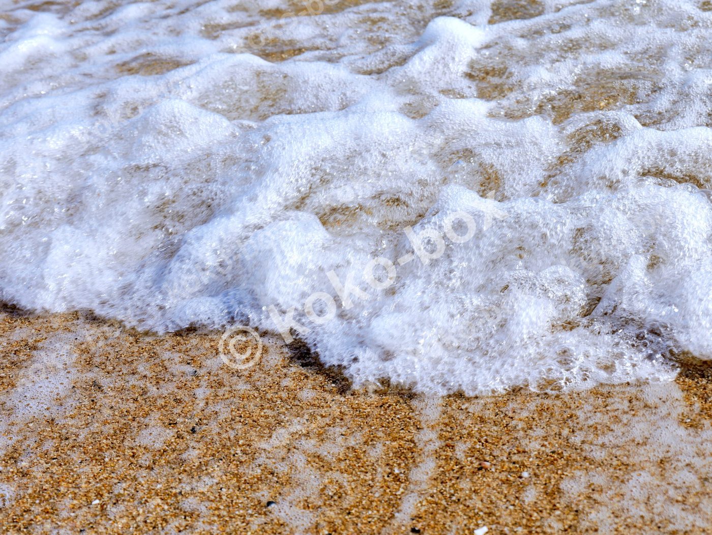 砂浜に打ち寄せる波の躍動感あるアップ 横位置 写真素材