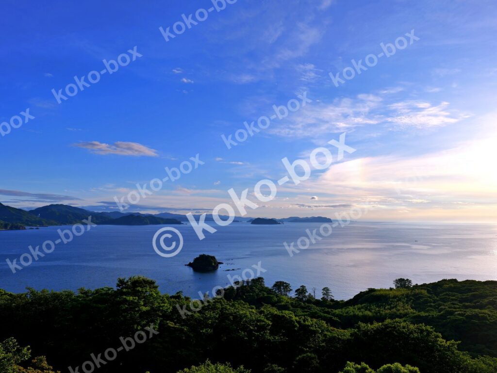 夕暮れの穏やかなリアス式海岸 横位置 写真素材
