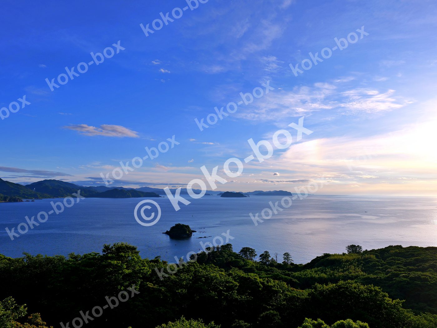 夕暮れの穏やかなリアス式海岸 横位置 写真素材
