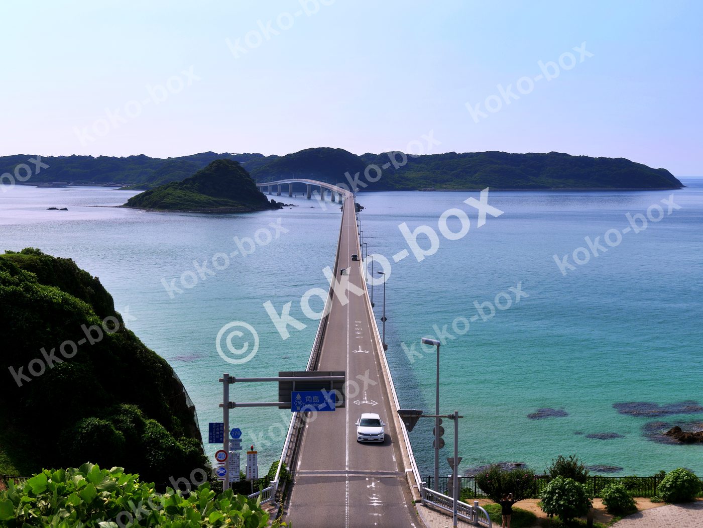エメラルドグリーンの海を渡る角島大橋の横位置写真