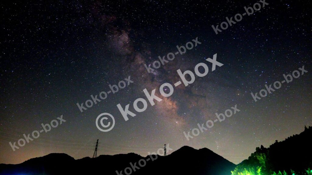新月の天の川銀河と満点の星空の夜景写真素材
