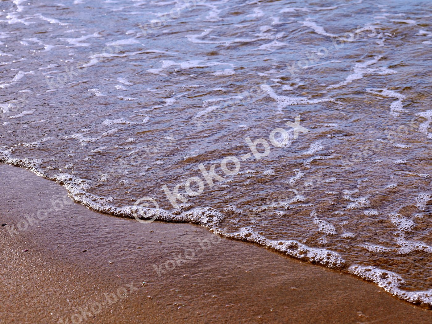 海辺の静かな波紋と砂浜 横位置 写真素材