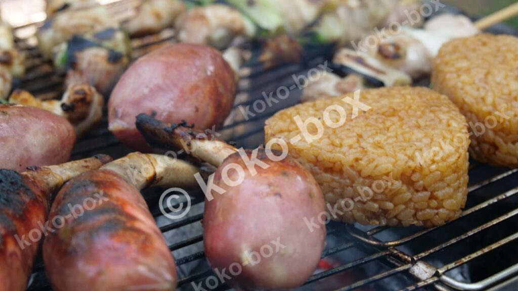キャンプBBQ 骨付き肉と焼きおにぎり炭火焼き写真素材
