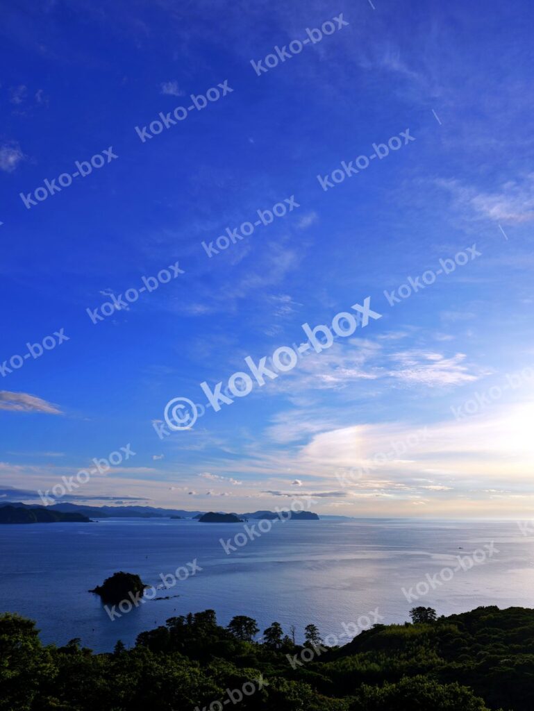 夕暮れのリアス海岸と島々の絶景 縦位置写真素材