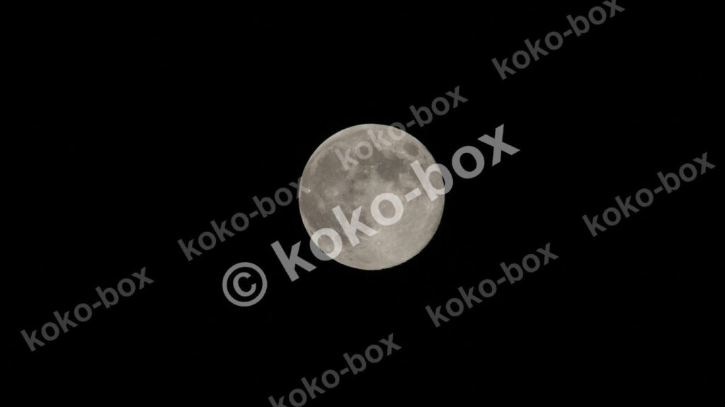 幻想的な夜空に輝く月 風景写真素材