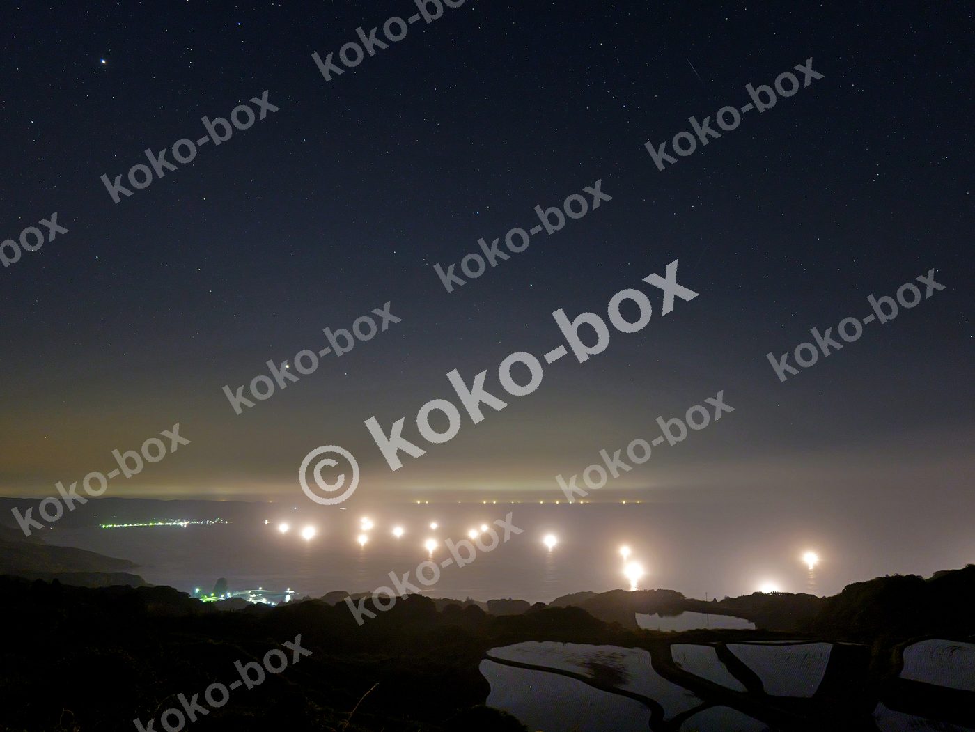 幻想的な棚田と漁火が輝く夜空 横位置 写真素材
