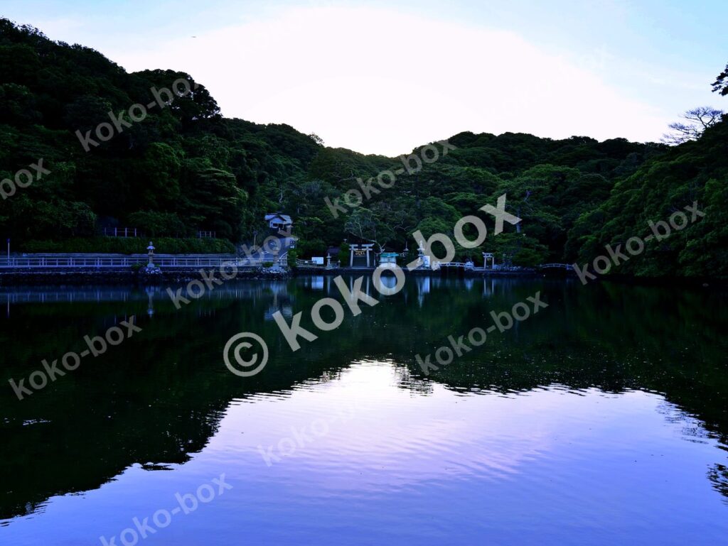 静寂な水面に映る鳥居と森 横位置写真素材