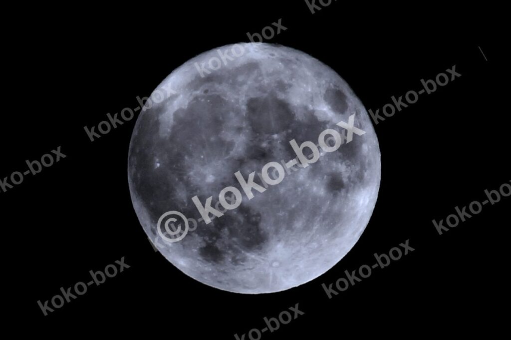 神秘的に輝く満月 横位置 写真素材