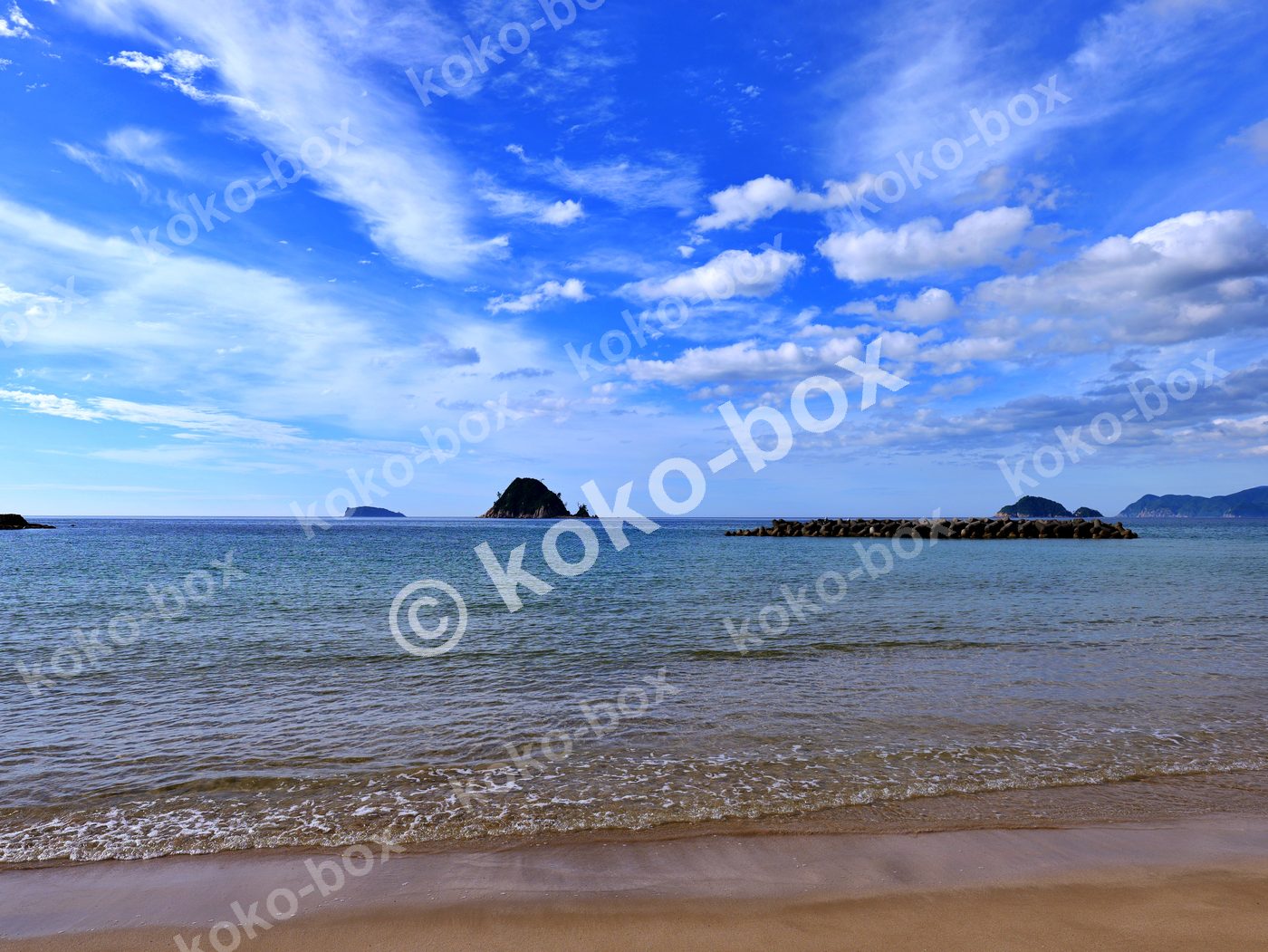 晴れた夏の美しい青い海と島々 横位置 写真素材