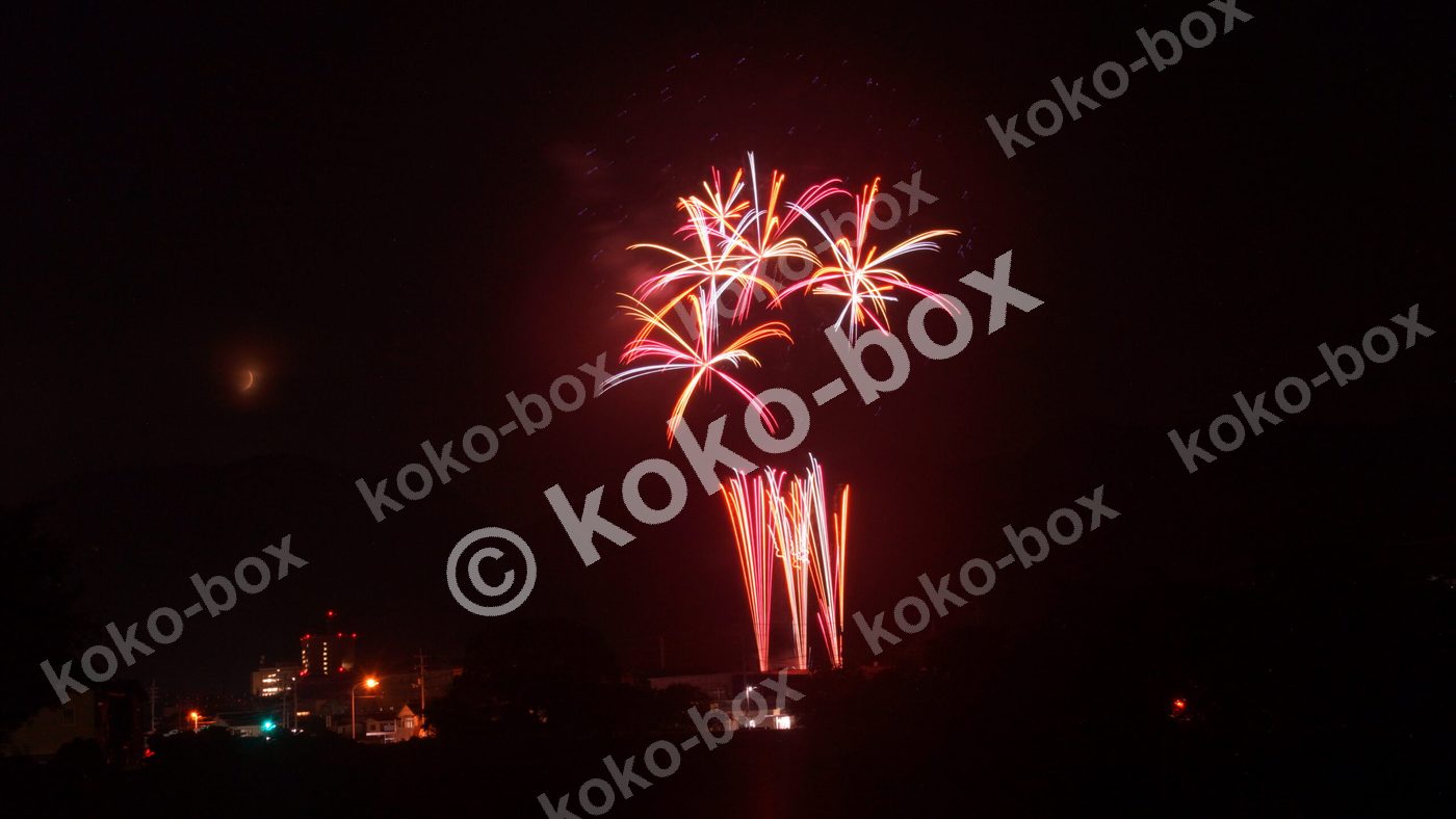3つの多色打ち上げ花火の夜景写真素材