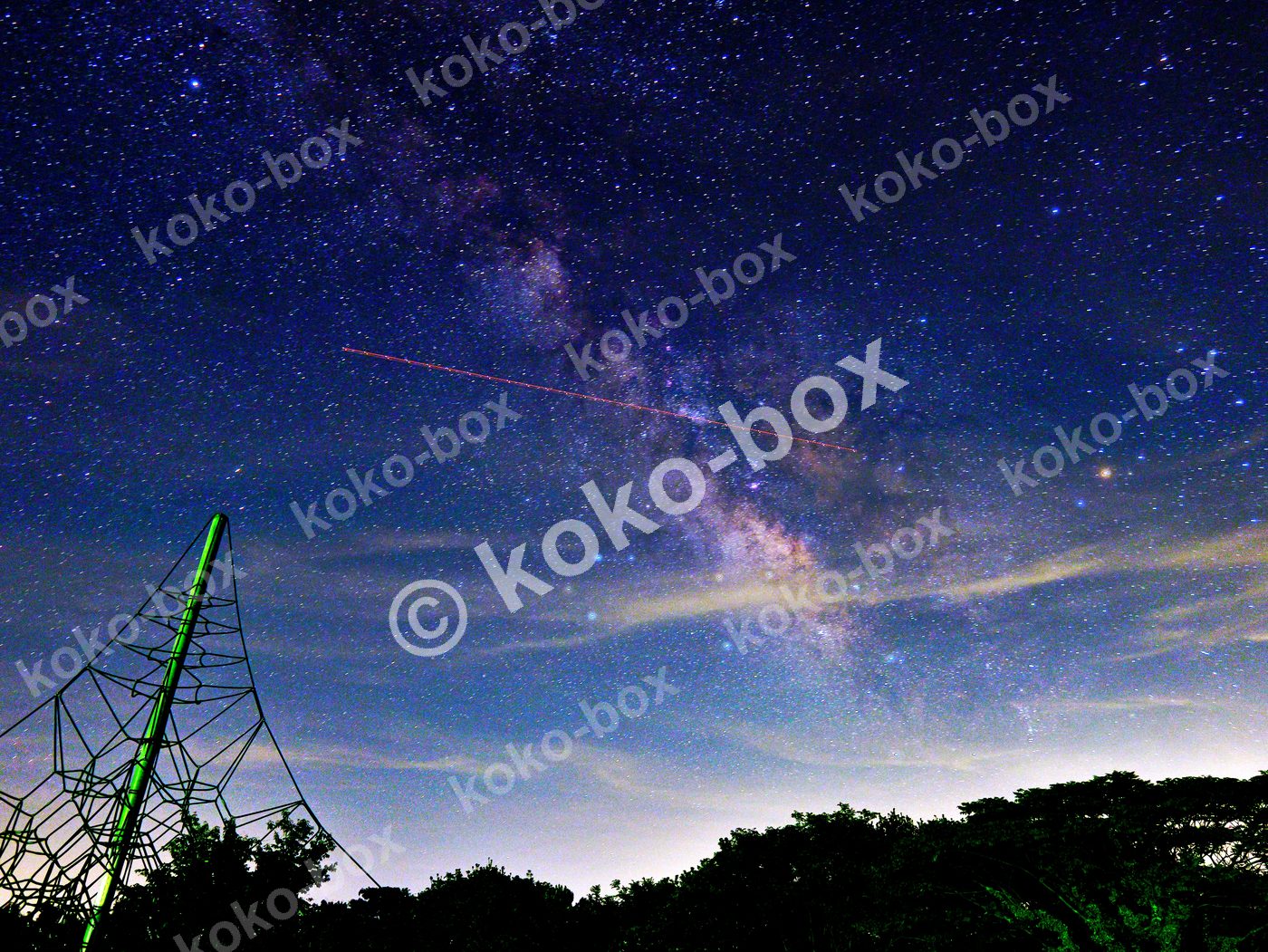 夜空と緑の遊具の幻想的な星景 横位置 写真素材