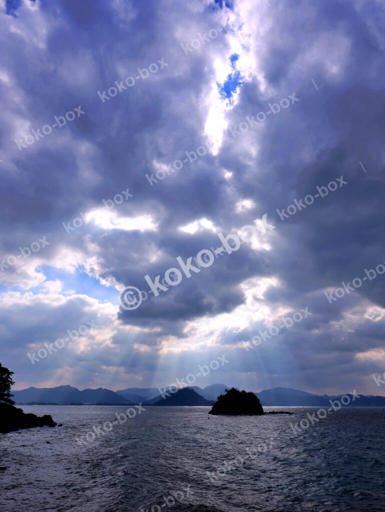 海景 荘厳な天使の梯子 縦位置 写真素材
