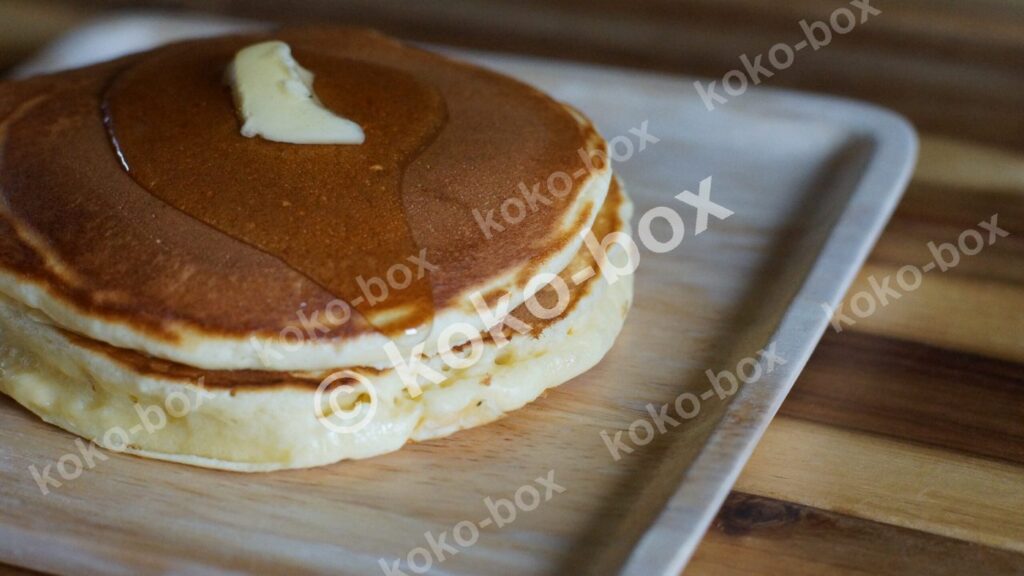 バターとはちみつがかかったホットケーキ写真 横位置 写真素材
